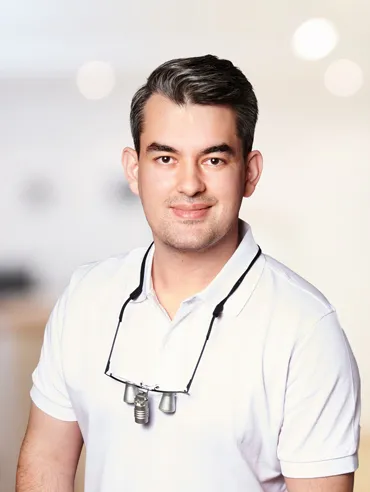 Doniyor Yuldashev, Angestellter Zahnarzt